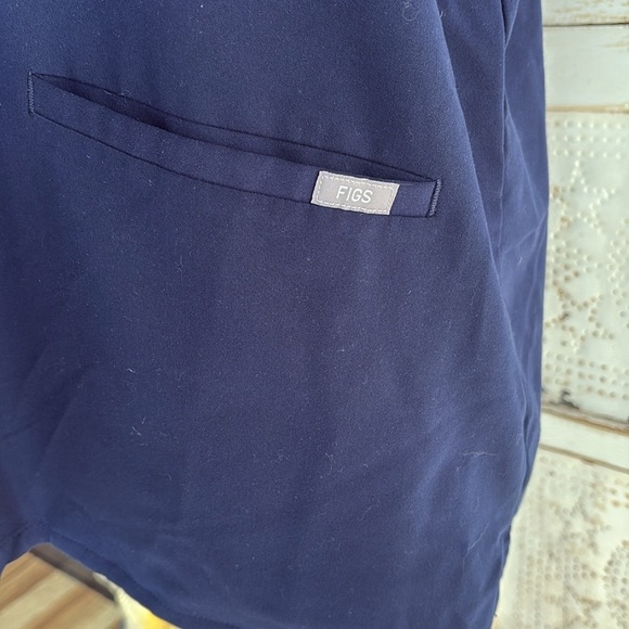 FIGS vneck short sleeve 2 front pocket Tech Collection scrub shirt navy blue - Picture 5 of 16
